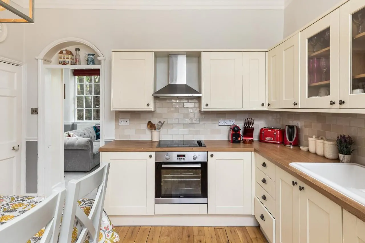 6 Bedroom City Centre Georgian Town House - Abbey & Baths-2 Min Walk 0*, Bath United Kingdom