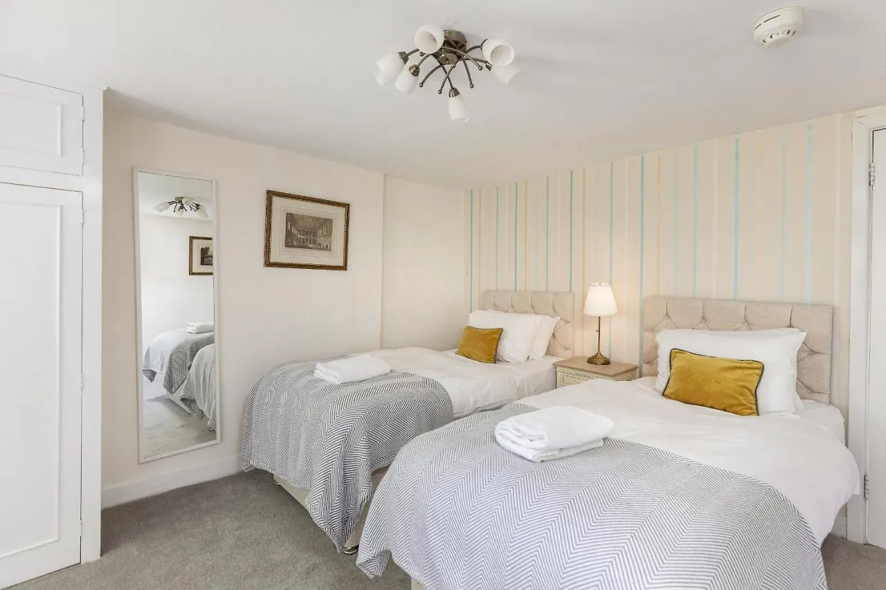 6 Bedroom City Centre Georgian Town House - Abbey & Baths-2 Min Walk