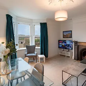 Beautiful Views! 3 Great Doubles! Apartment