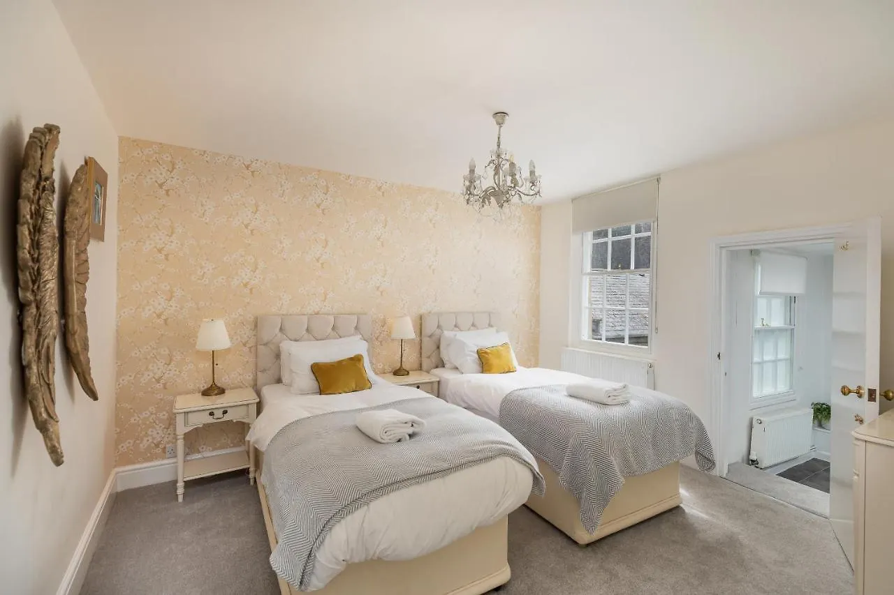 6 Bedroom City Centre Georgian Town House - Abbey & Baths-2 Min Walk 0*, Bath