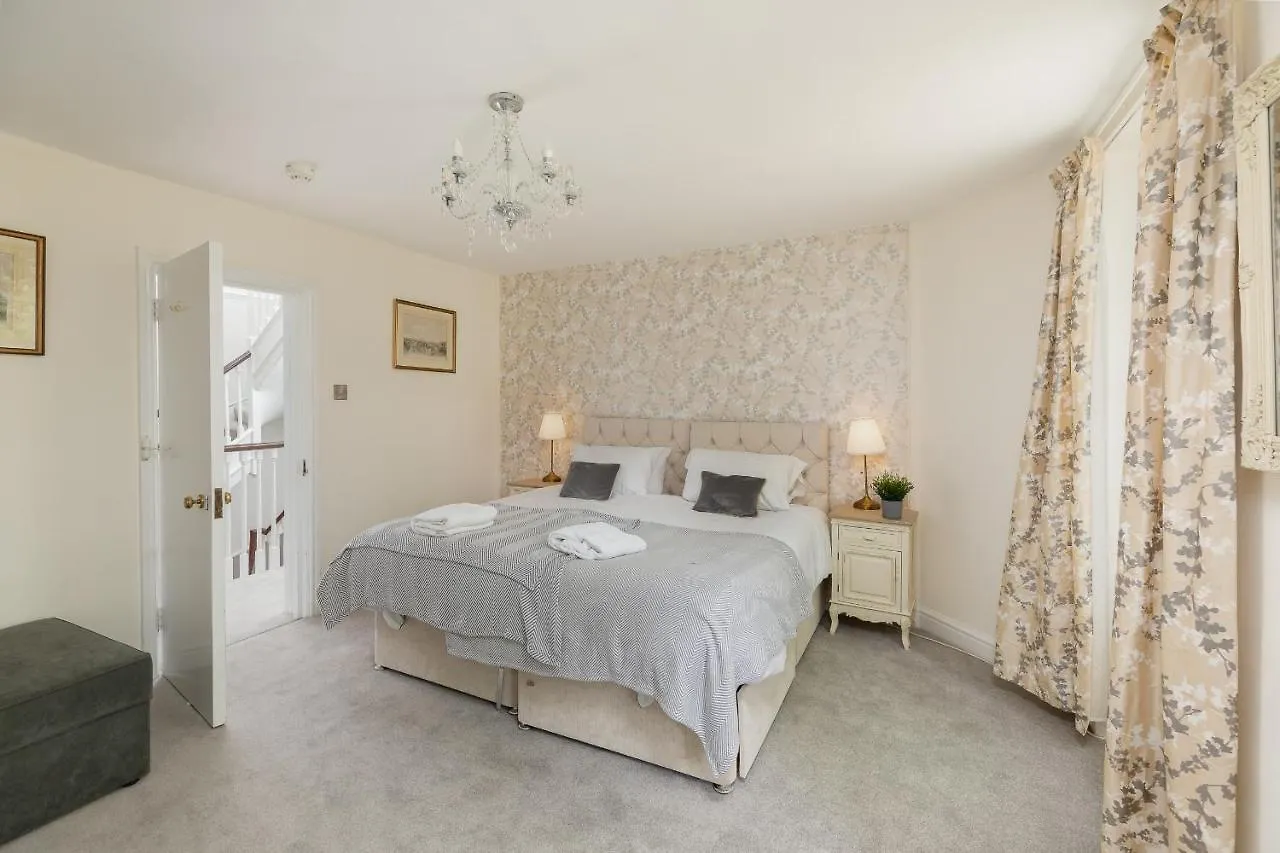 Apartment 6 Bedroom City Centre Georgian Town House - Abbey & Baths-2 Min Walk United Kingdom