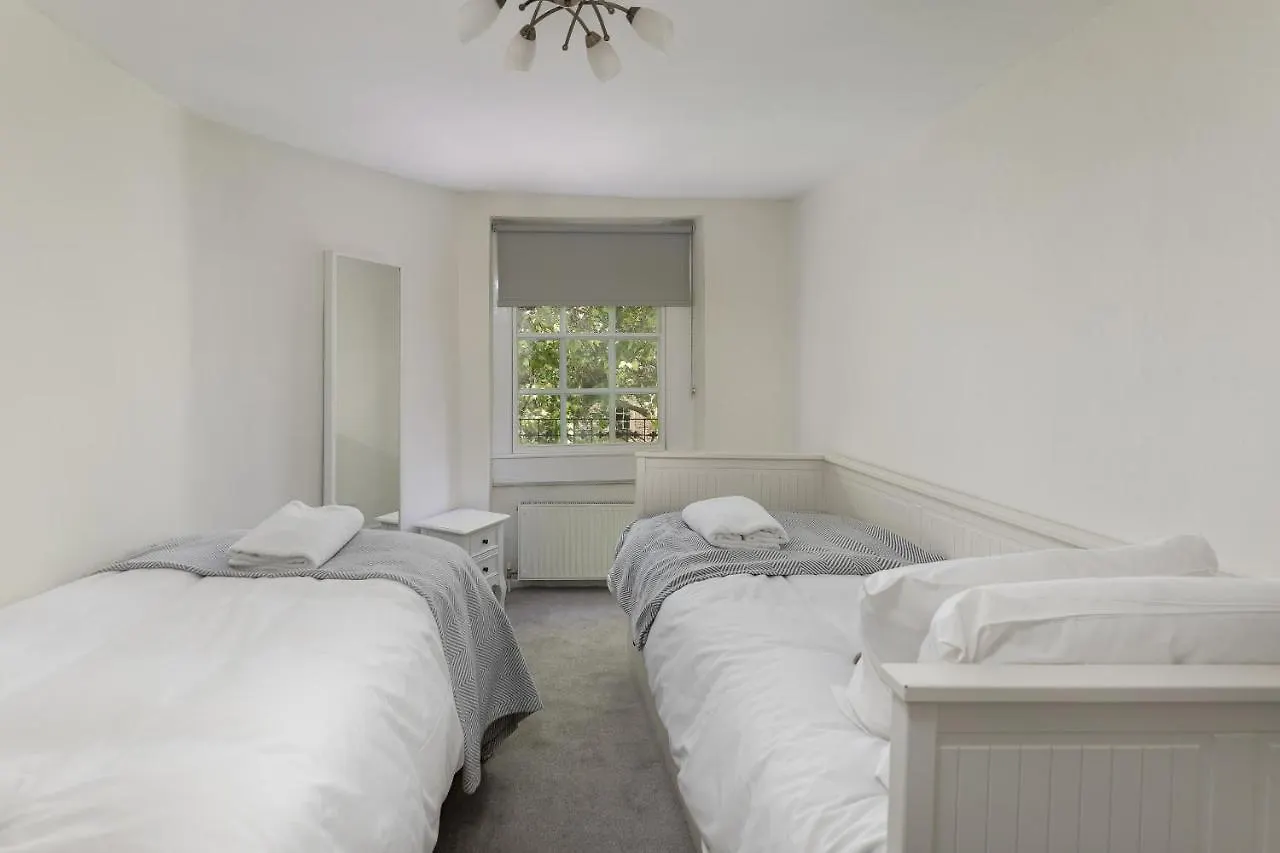 6 Bedroom City Centre Georgian Town House - Abbey & Baths-2 Min Walk Apartment